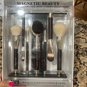 Magnetic beauty brushes